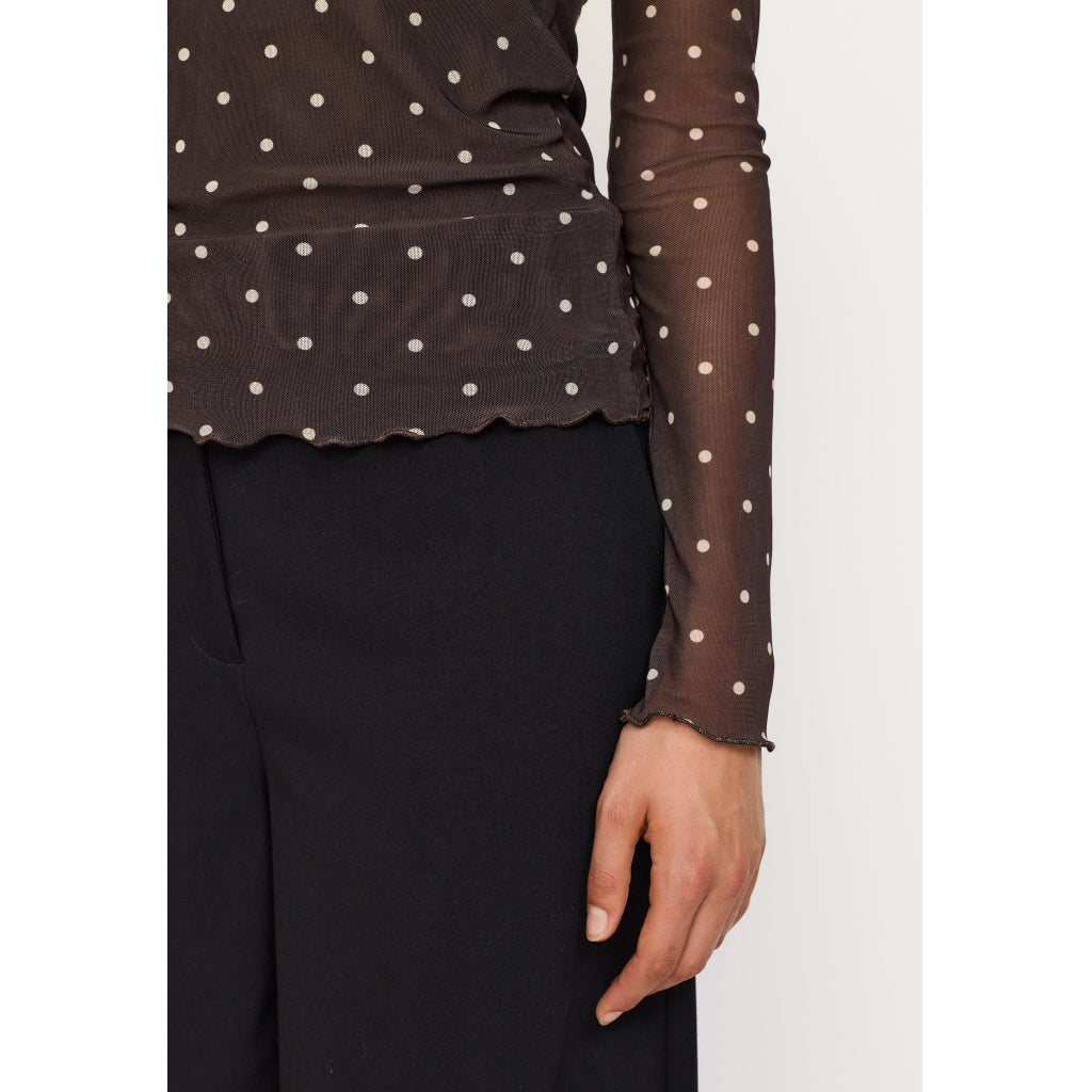 Soft Rebels Roselyn O-Neck Top Prikker Coffee Bean Brun