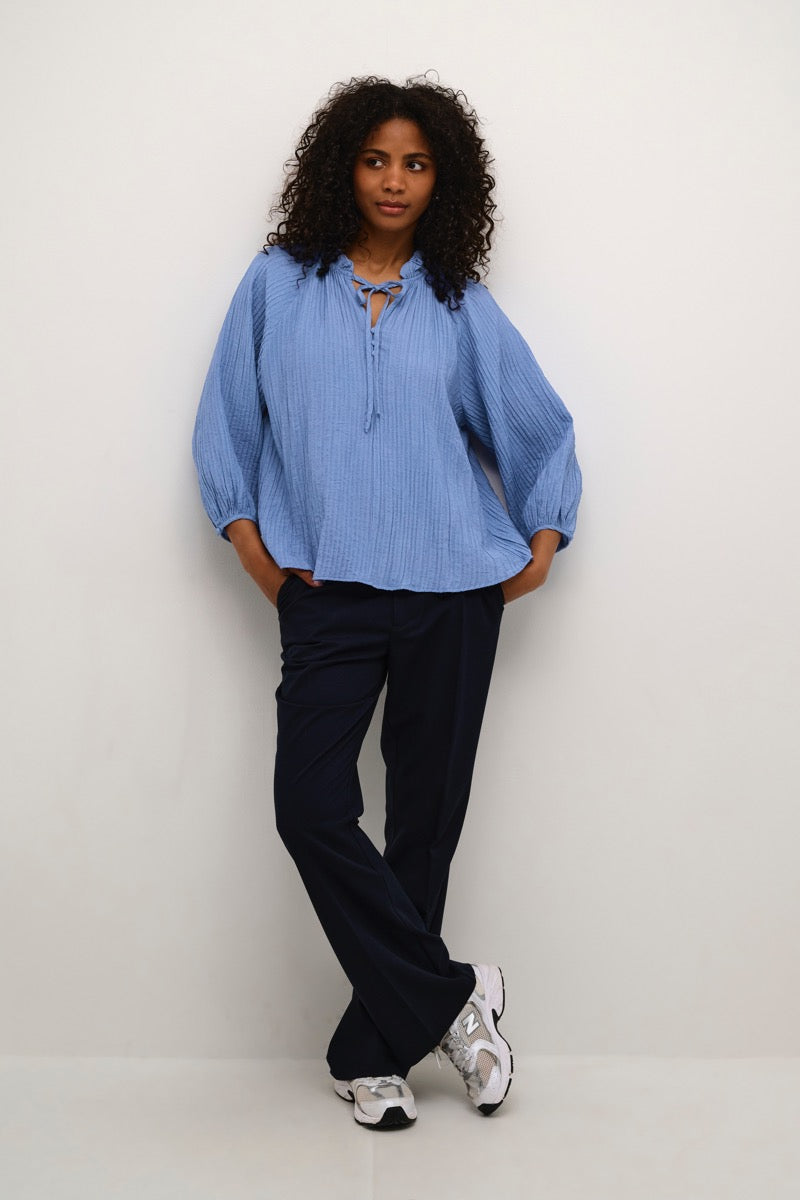 KAFFE Lianna Bluse Ebb And Flow Blå