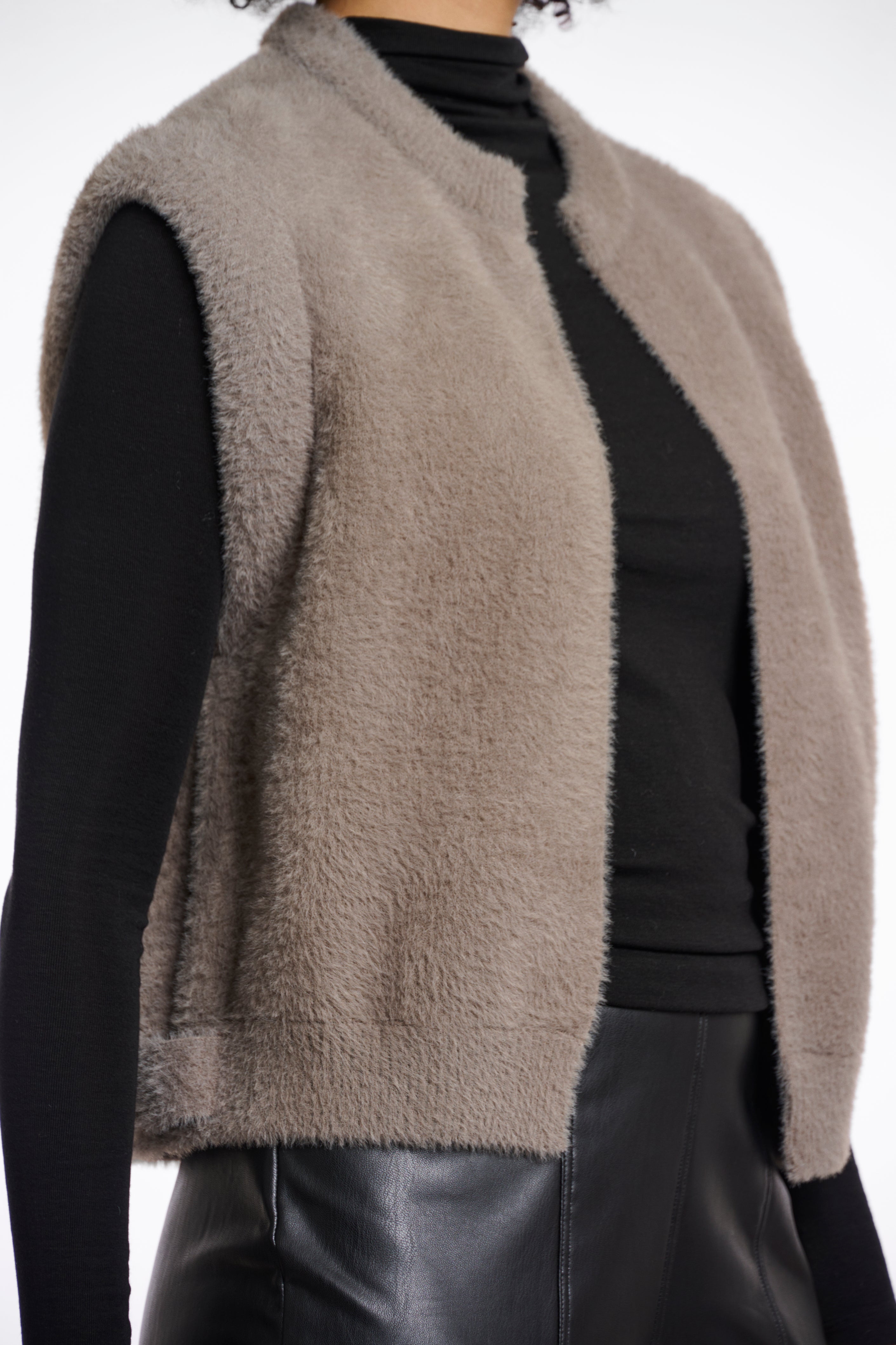 RINO & PELLE Elona Vest Short Taupe Grå