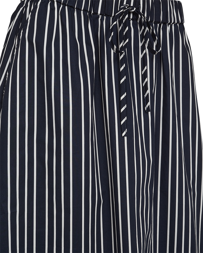 Freequent Malay Nederdel Star Navy Blazer Off White