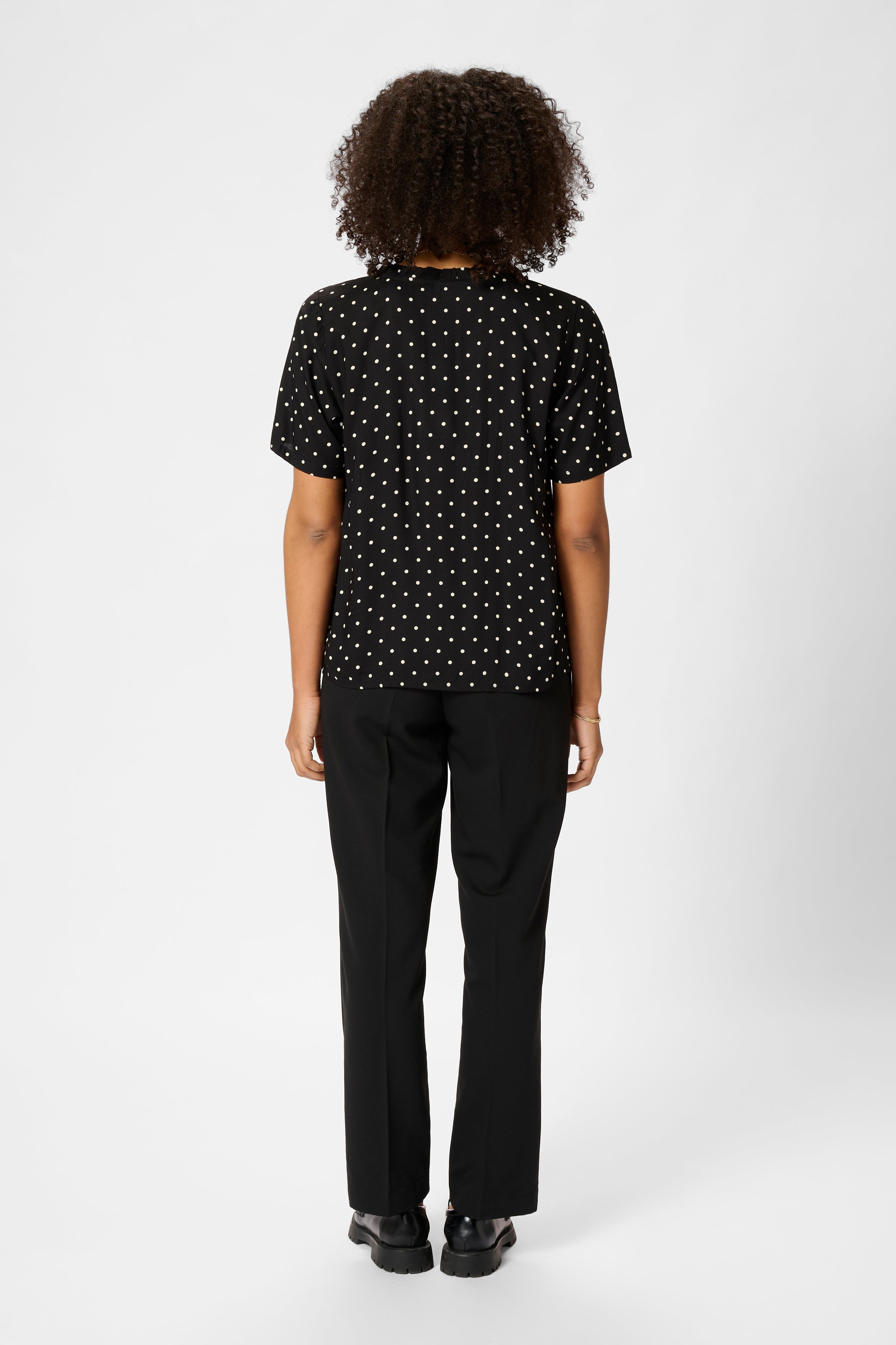 KAFFE Tina Bluse Prikker Sort Hvid