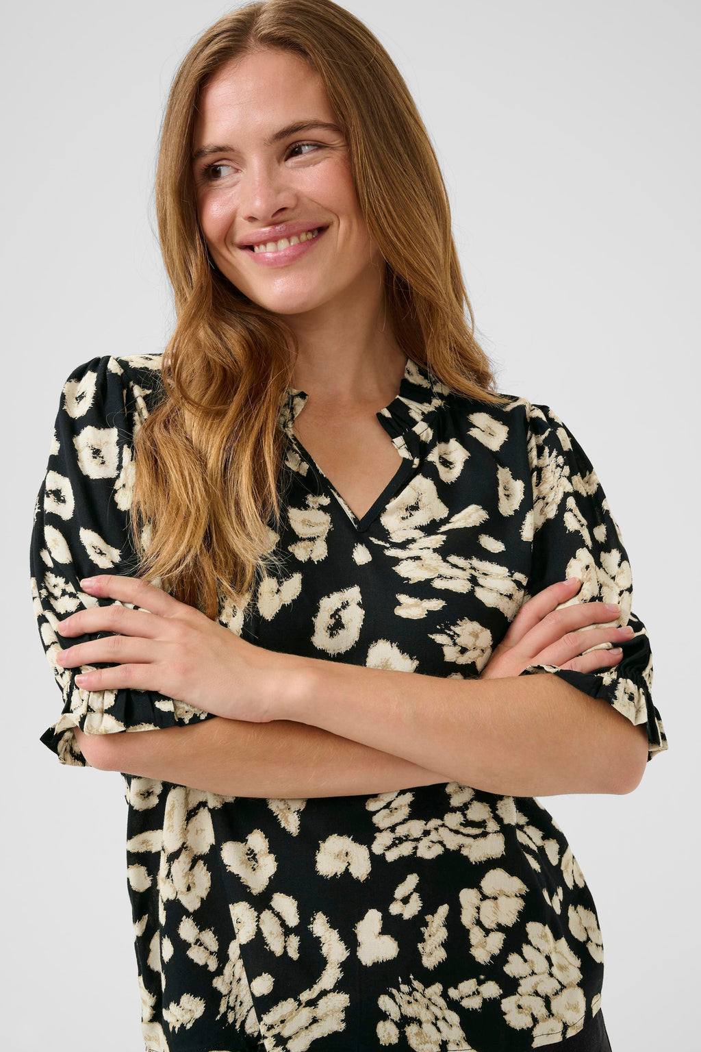 KAFFE Elly Bluse Leo Print Sort Sand