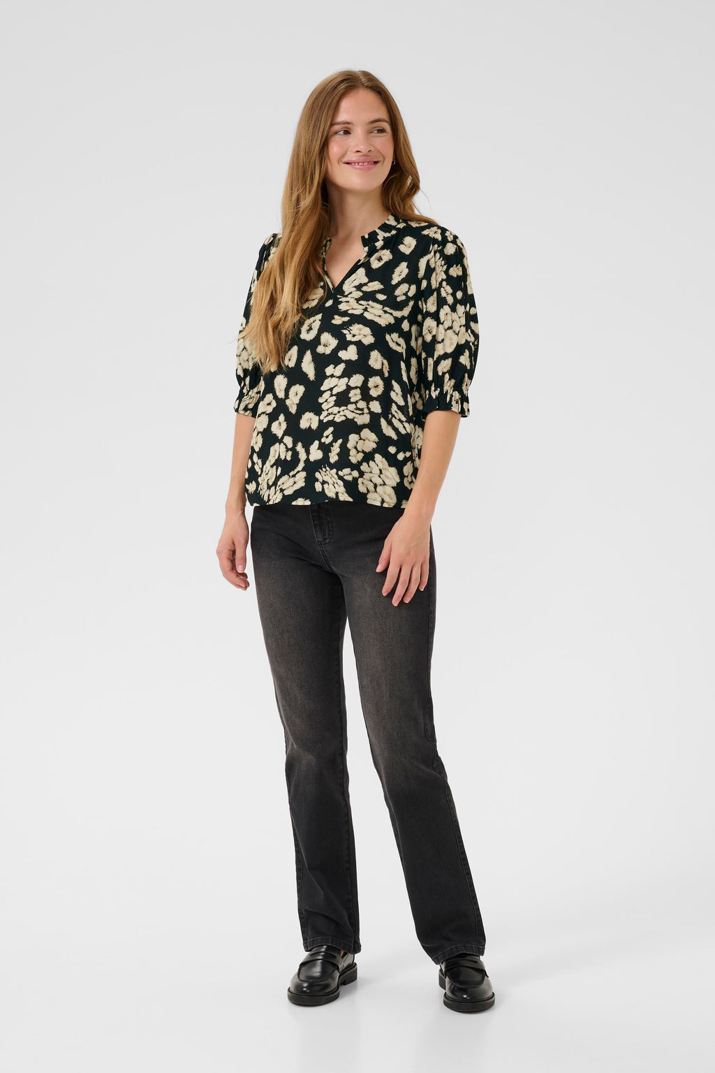 KAFFE Elly Bluse Leo Print Sort Sand