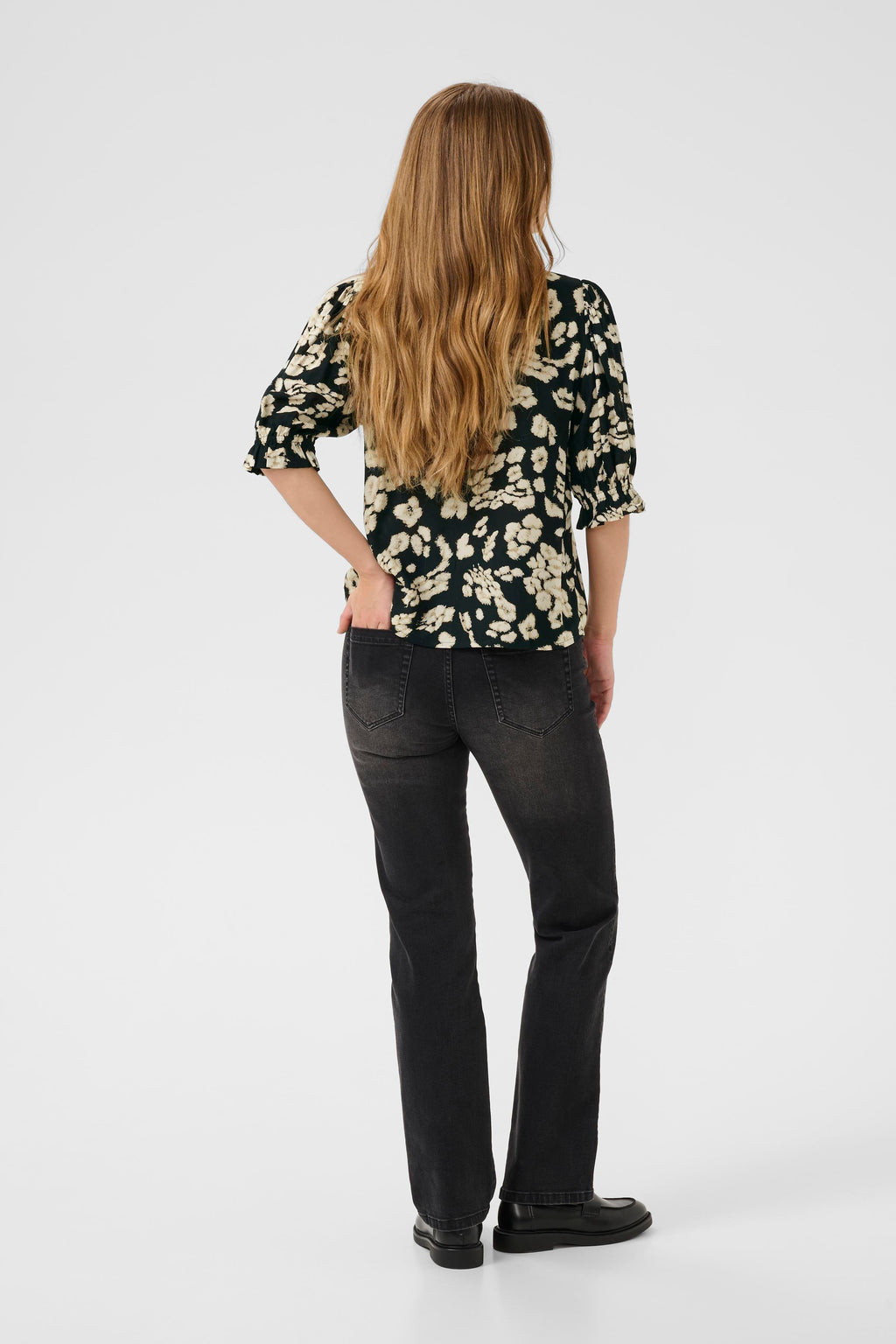 KAFFE Elly Bluse Leo Print Sort Sand
