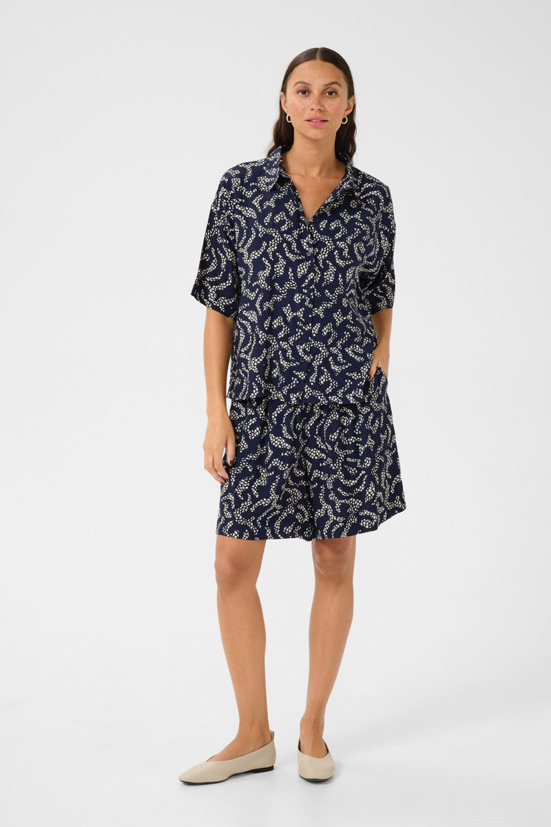 KAFFE Barton Shorts Midnight Marine Blå