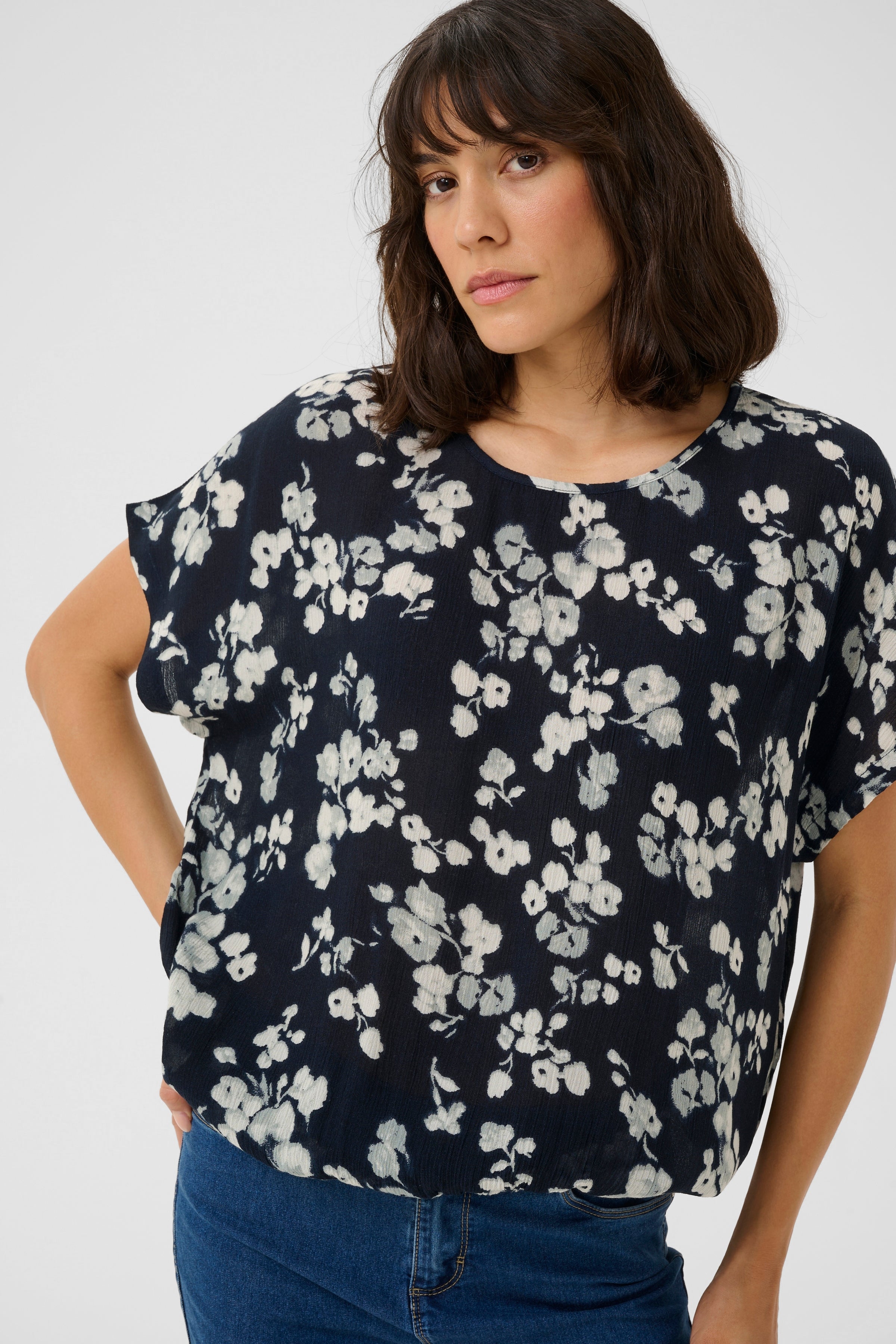 KAFFE Lokia Bluse Marine Blomster Blå