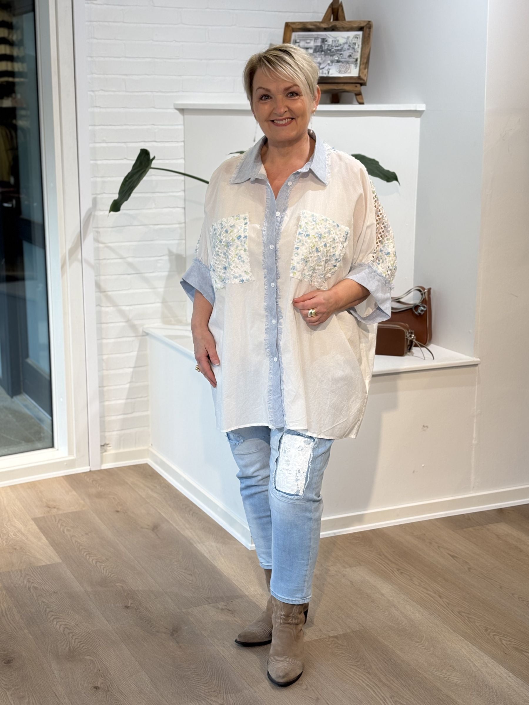 Sexy Woman Skjorte Broderi Brystlommer Blå Hvid