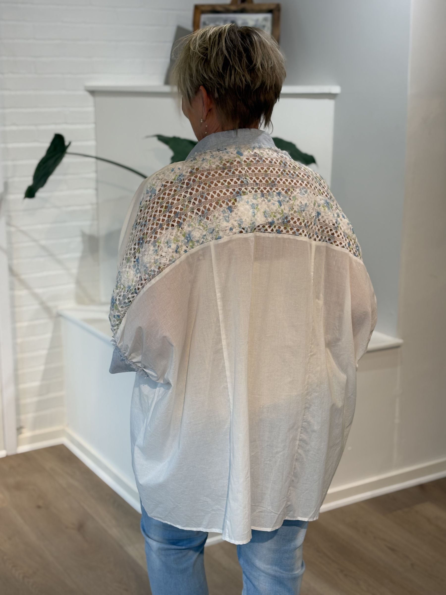 Sexy Woman Skjorte Broderi Brystlommer Blå Hvid