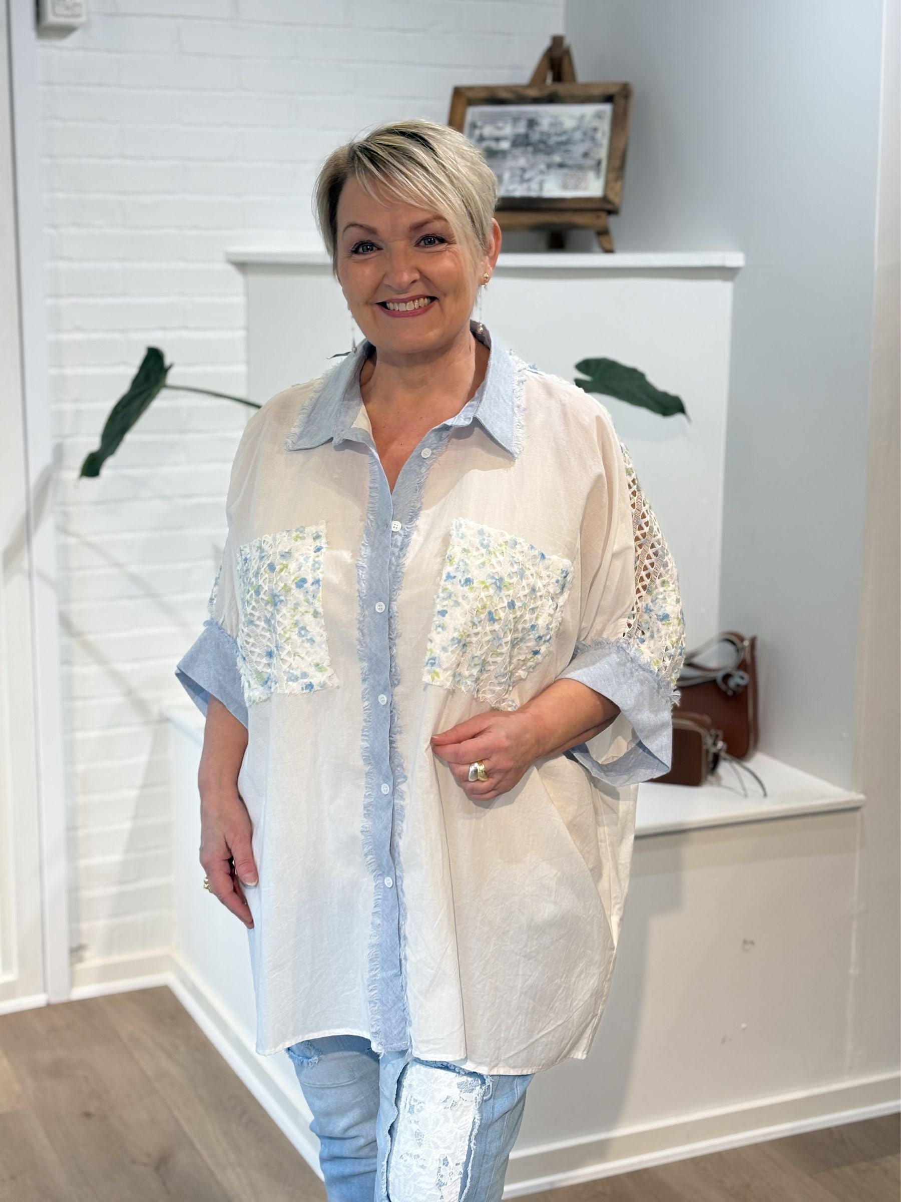 Sexy Woman Skjorte Broderi Brystlommer Blå Hvid