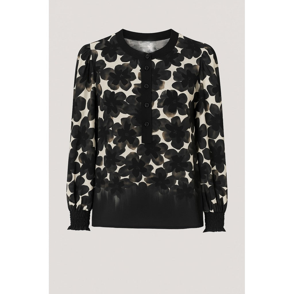 Sort viskose og silke bluse med et fint blomstret mønster. Sole blusen fra 2 Biz er med lange ærmer og halv stolpelukning samt knapper. En sød hverdagsbluse som kan matches med meget fra garderoben.&nbsp;