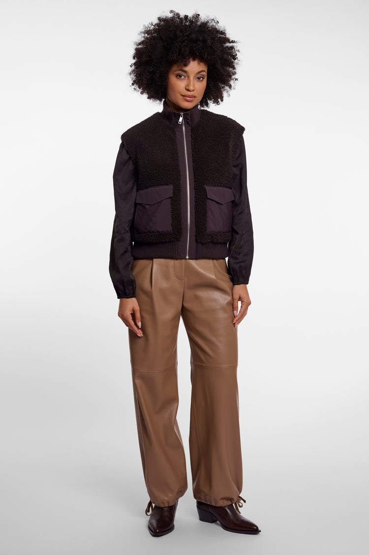 RINO & PELLE Suzo Vest Teddy Peated Mørk Brun