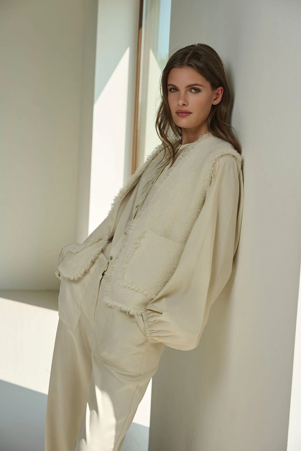 RINO & PELLE Vita Vest Fringe Birch Hvid