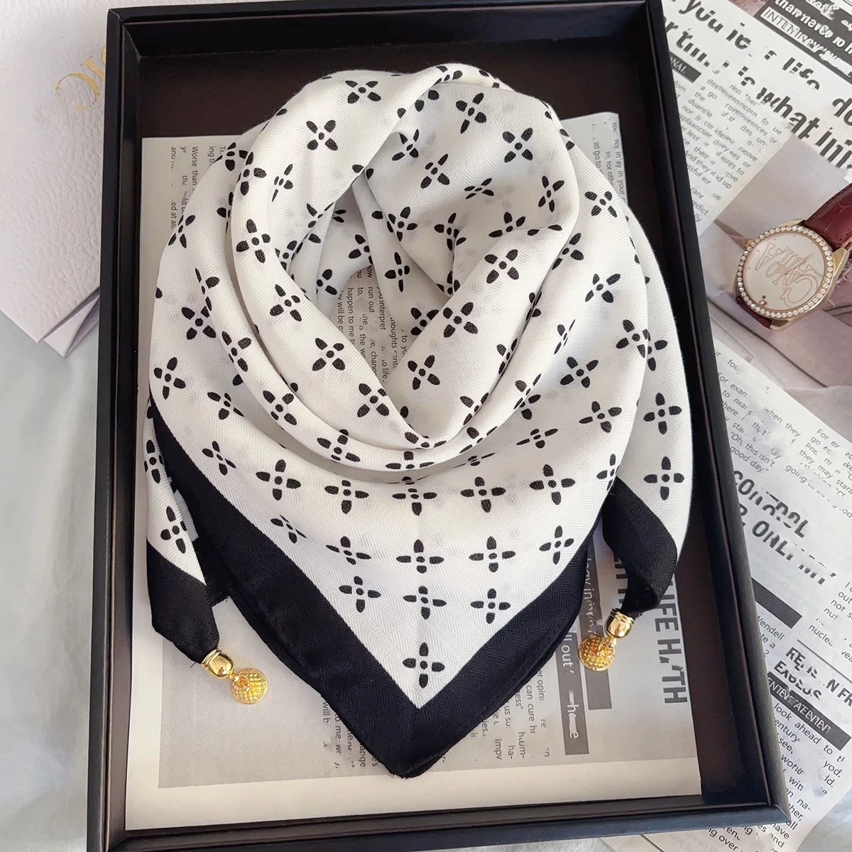 Löwenstein Tørklæde Magnet Lukning CROSS Hvid Sort