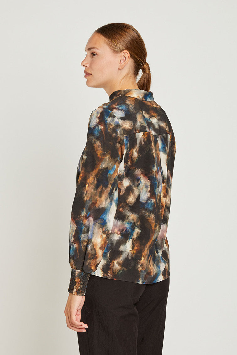 PBO Mindra Bluse Dark Abstract